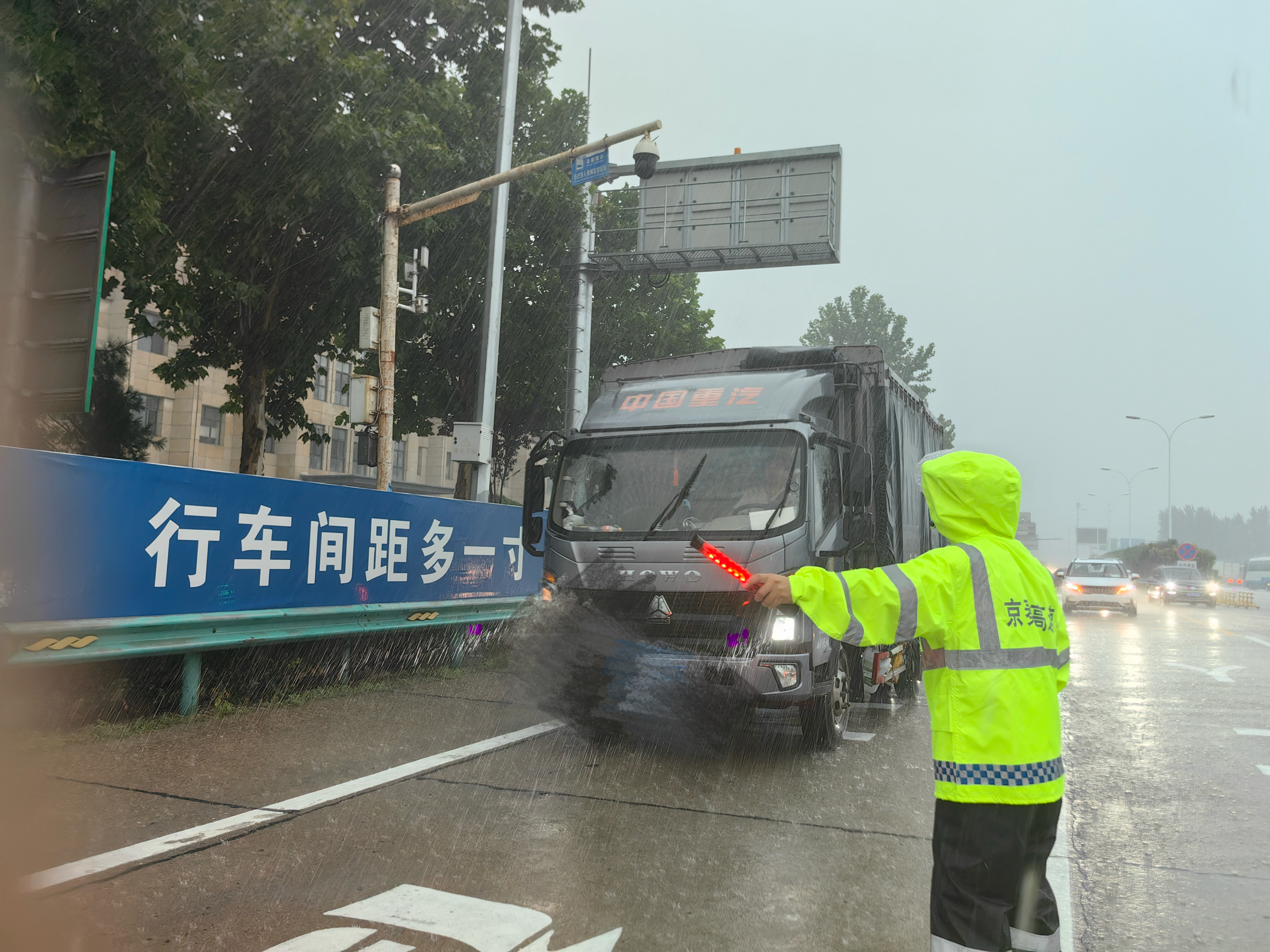 那一抹制服蓝，点亮心中的光